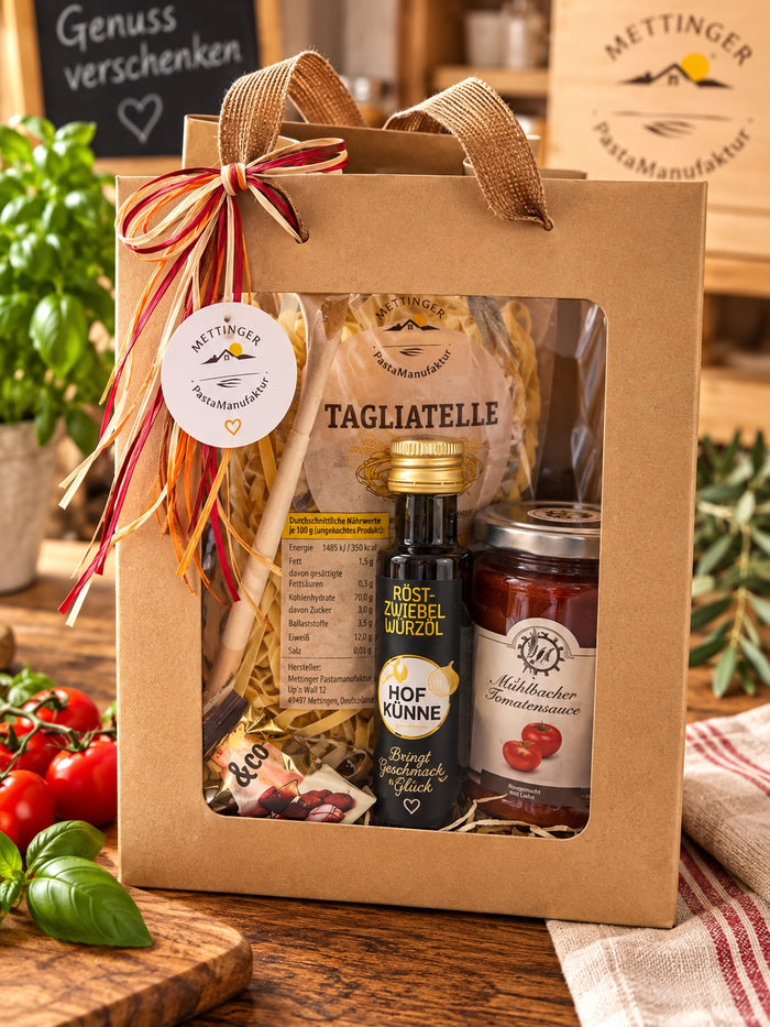 Pasta Geschenkset mit Tagliatelle, Tomatensoße, Würzöl und Kochlöffel
