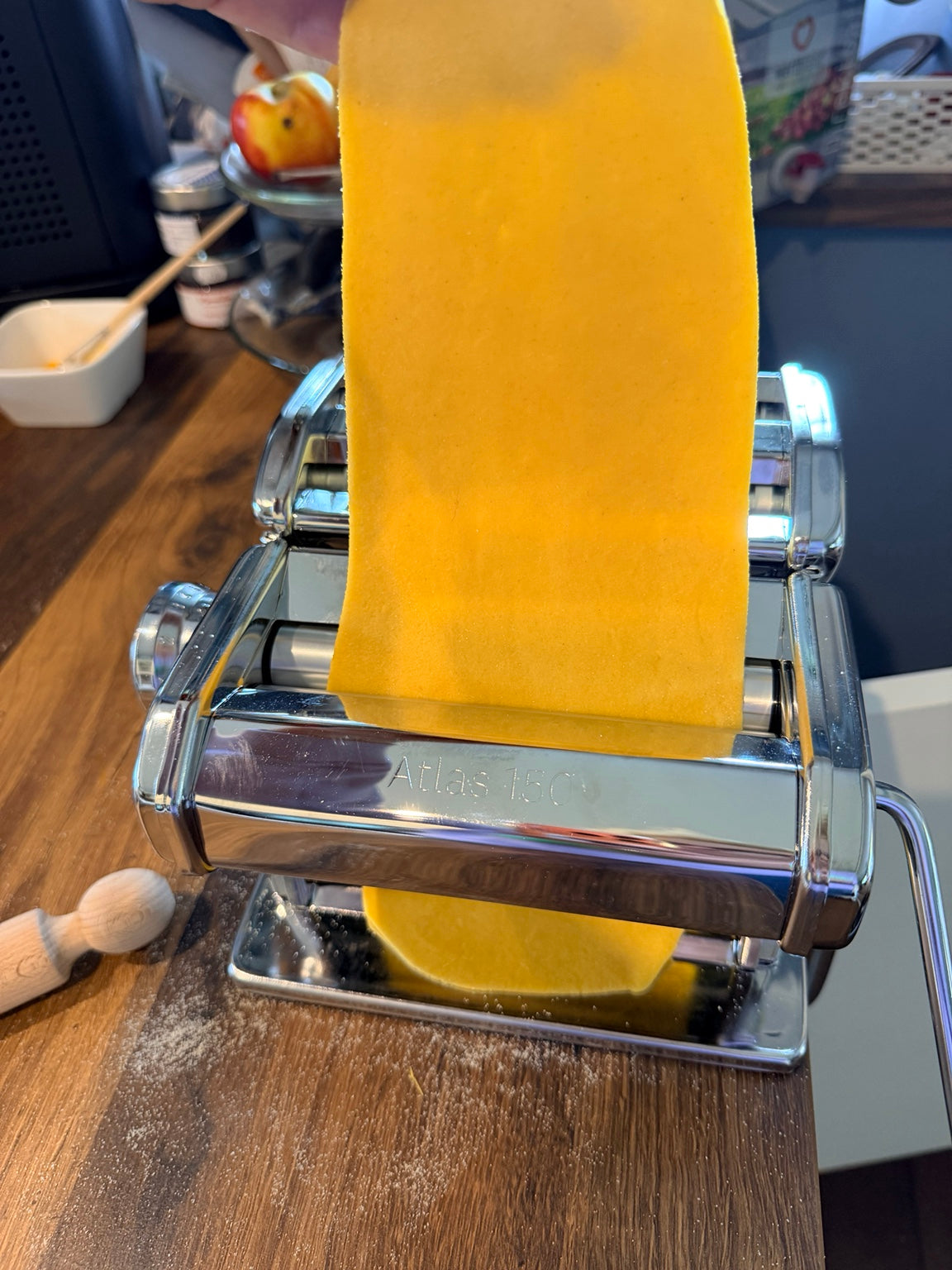Handgemachte Pasta an der Nudelmaschine in der Mettinger Pastamanufaktur